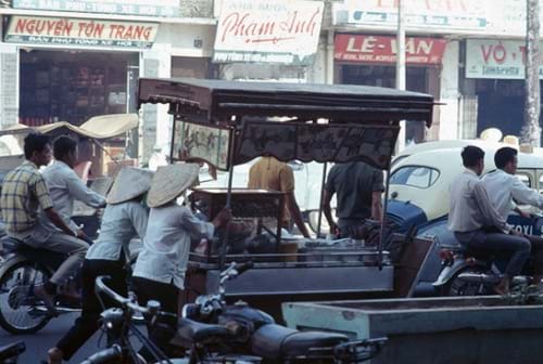 Những hình ảnh hiếm về ẩm thực vỉa hè Sài Gòn những năm trước 1975 – Ai mía ghim không?